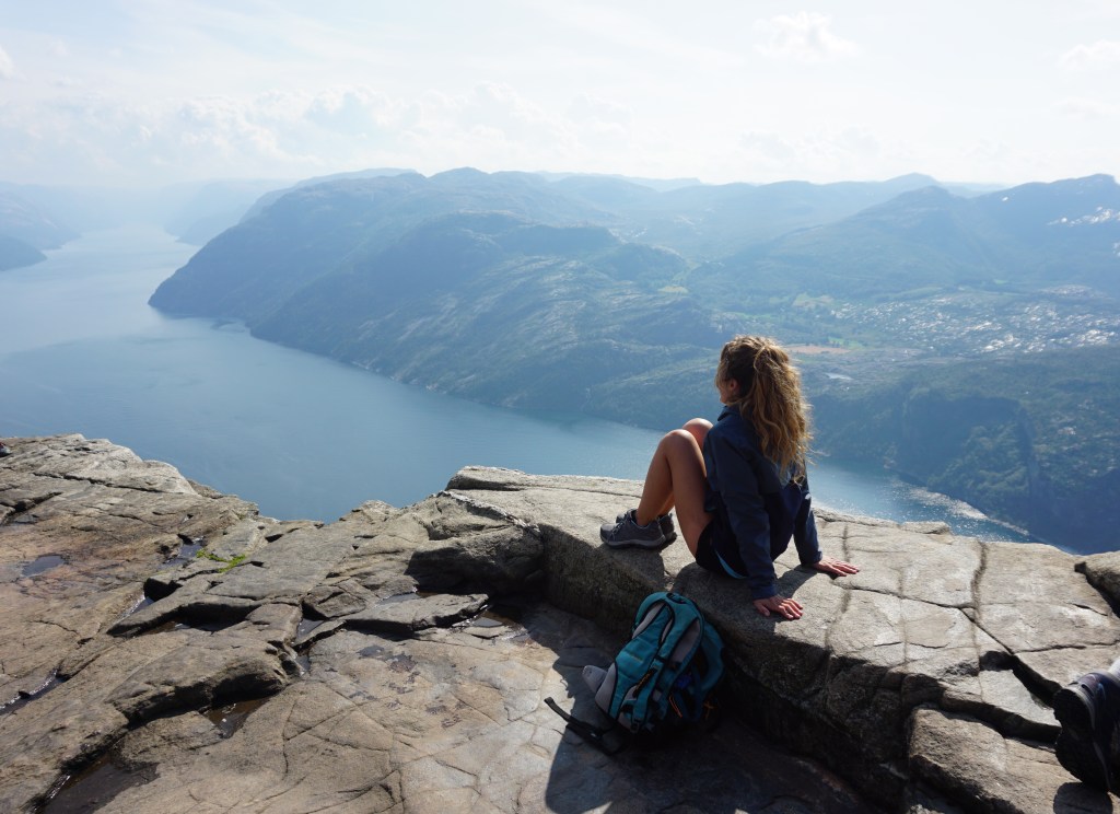 Sentada en el borde del Preikestolen