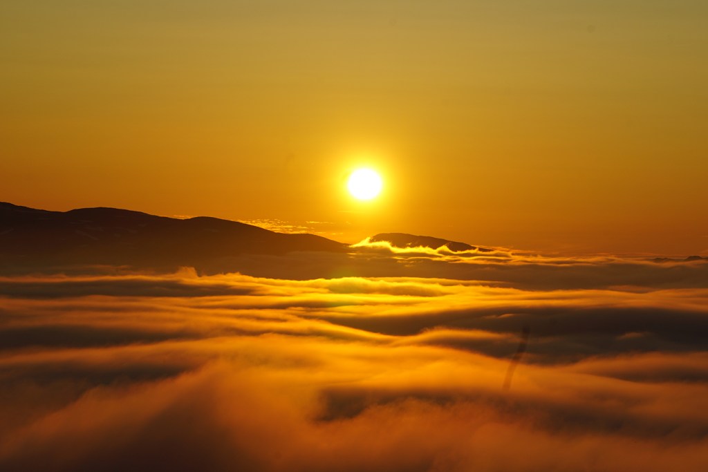 El sol de medianoche sobre un mar de nubes, desde el Monte Floya, Tromso