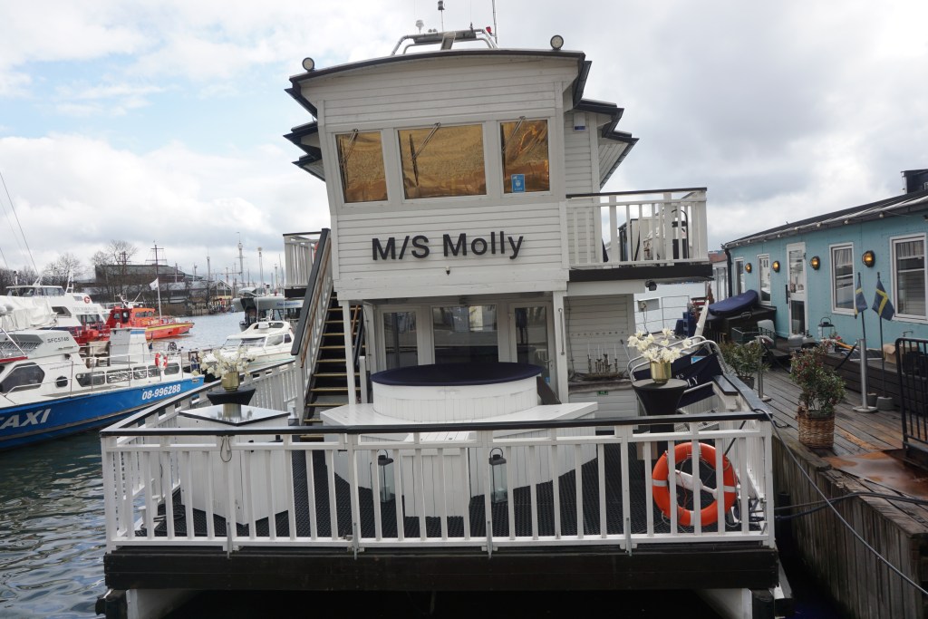 Barco en el muelle de Estocolmo